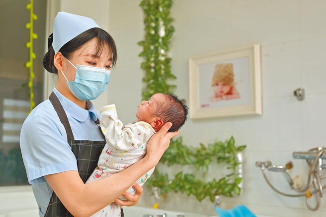 大陆多省市近日发布2021统计年鑑，有14个省市公布2020年出生率数据，其中10个省市的出生率低于1%。（中新社）