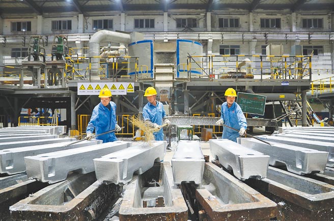 4日公布的2021年12月財新中國製造業採購經理人指數（PMI）為50.9，較11月回升1.0個百分點，為2021年7月來最高值，重回擴張區間。圖為湖南一處有色金屬工廠。（新華社）