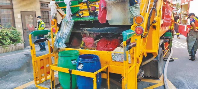 新北市土城区廖姓男子将装有小型卡式瓦斯罐的垃圾袋丢进垃圾车中，意外导致气爆，造成2名清洁队员被火灼伤。（新北市环保局提供／蔡雯如新北传真）