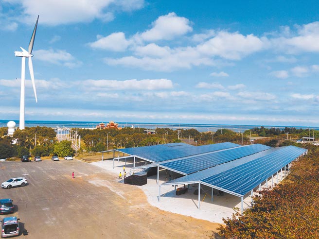 新竹市海山漁港太陽能光電發電系統4日正式運轉，年均發電量可達123萬度。（陳育賢攝）