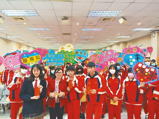 桃园市启英高中董事长王美只（前排左二）自掏腰包在岁末年终捐赠弱势家庭学生每人5000元红包。（吕筱蝉摄）