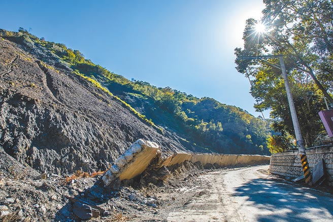 新竹县尖石乡秀峦村控溪部落白石溪边坡大崩塌，土石冲坏竹60线，沿线300公尺挡水墙都倾倒歪斜。（罗浚滨摄）
