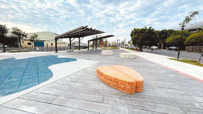 彰化县鹿港溪水岸环境再造，亲水步道上游憩空间，设置糕饼、乌鱼子造型石椅，带有鹿港特色又充满童趣。（谢琼云摄）