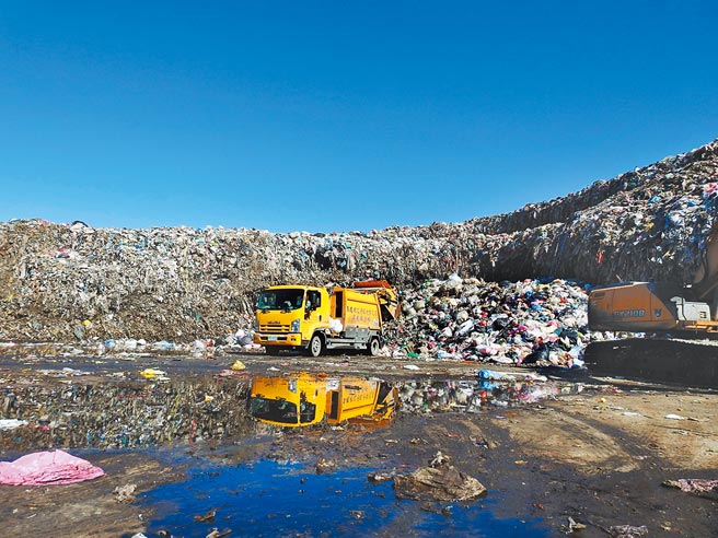 南投县因为没有焚化炉，因此垃圾只能委外其他县市处里，但近年垃圾量大、焚化厂老旧、岁修等因素，让南投垃圾堆置量逐年增加，目前已经累积近7万公吨垃圾。（吴建辉摄）