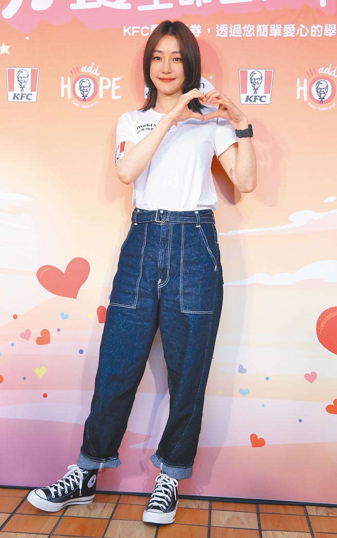 謝欣穎昨出席愛心餐券認購公益活動。（陳俊吉攝）