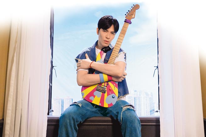 蕭敬騰全新單曲〈同情情敵〉唱出在感情中遭受背叛的心情。（華納音樂提供）