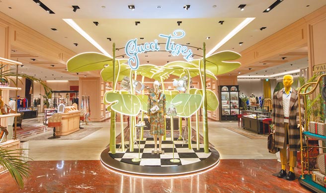 Gucci台北101店中店打造的時尚叢林裝置，讓人與虎年更有聯結。（Gucci提供）