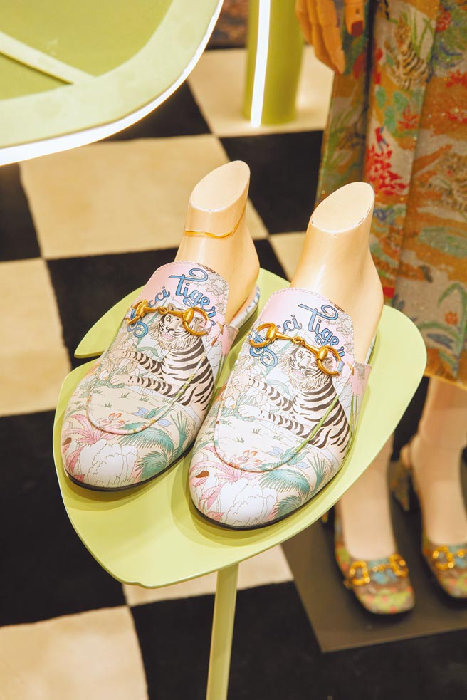 虎年主題馬銜鍊鞋款是101獨賣款，3萬2900元。（Gucci提供）