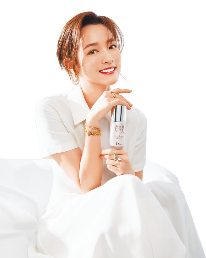 迪奧能量大使王淨最愛迪奧逆時能量奇肌露，使用後自帶亮澤。（迪奧提供）