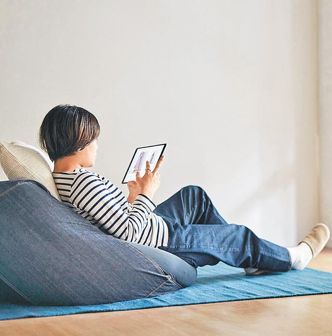 疫後在家時間增長，為劃分居家辦公、休憩場域，不少消費者打造「耍廢小天地」，也因此懶骨頭成為不少消費者首選。（無印良品提供）