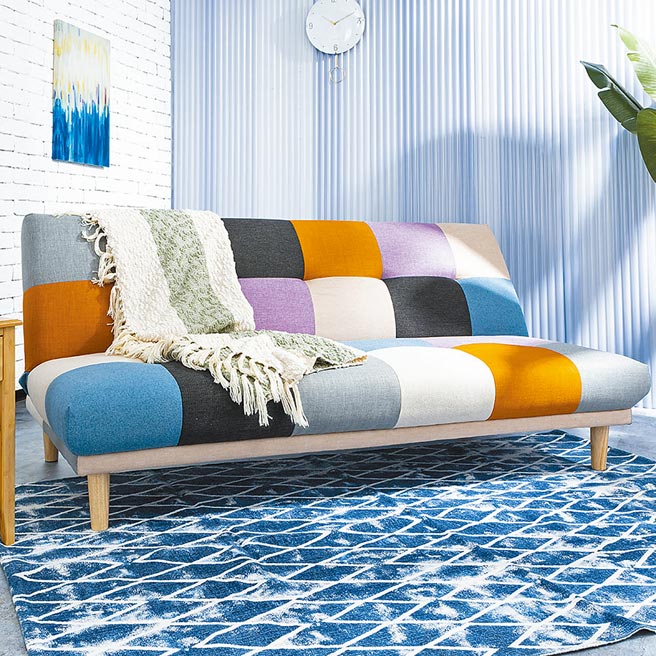 生活工場銷售冠軍，Los colores IV防潑水沙發床，原價9980元，鑽石會員獨享價6999元。（生活工場提供）