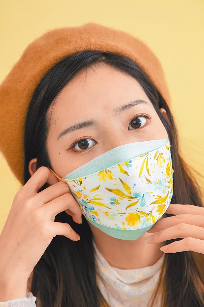 Pinkoi年度熱賣冠軍印花醫療口罩，Meow Illustration KF94立體醫療口罩10入（成人），青櫻小草，290元。（Pinkoi提供）