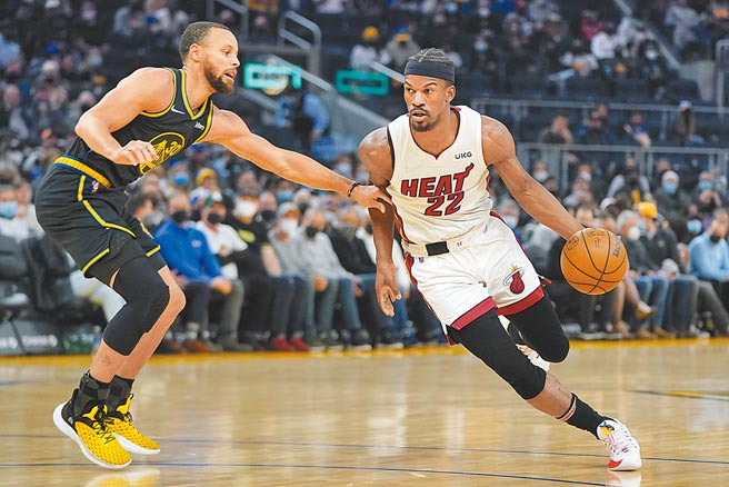 热火前锋吉米巴特勒（右）试图突破勇士控卫柯瑞防守。（美联社）