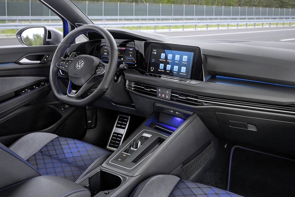 車室充滿濃厚賽車氛圍，包含R專屬運動化真皮多功能觸控方向盤、R專屬碳纖維紋中控台、R專屬Nappa Carbon碳纖維紋真皮跑車型座椅搭配藍色車縫線點綴。(圖／台灣福斯提供)