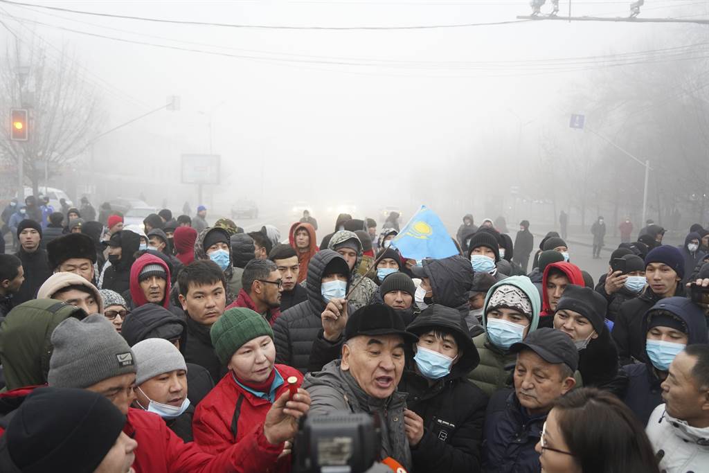 哈萨克民众发动大规模抗议。（图／美联社）(photo:ChinaTimes)