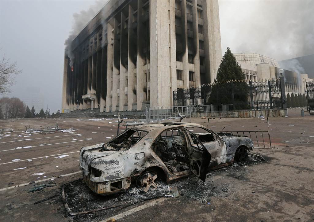 阿拉木图市长办公大楼前遭烧毁的车辆。（图／路透社）(photo:ChinaTimes)