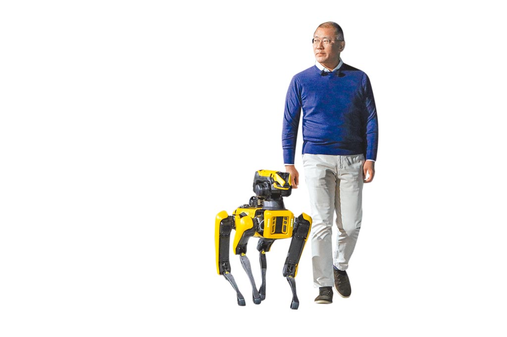 現代汽車集團會長鄭義宣（Euisun Chung）於2022 CES開展前的現代發表會上，與Boston Dynamics開發的仿生機器人Spot一起登台。（美聯社）