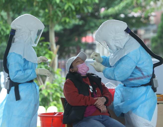 醫師透露門診多人驚現呼吸道症狀，讓他覺的狀況不妙，因為感染Omicron後的症狀很像感冒，難以區分。圖為民眾採撿的畫面。（陳怡誠攝）