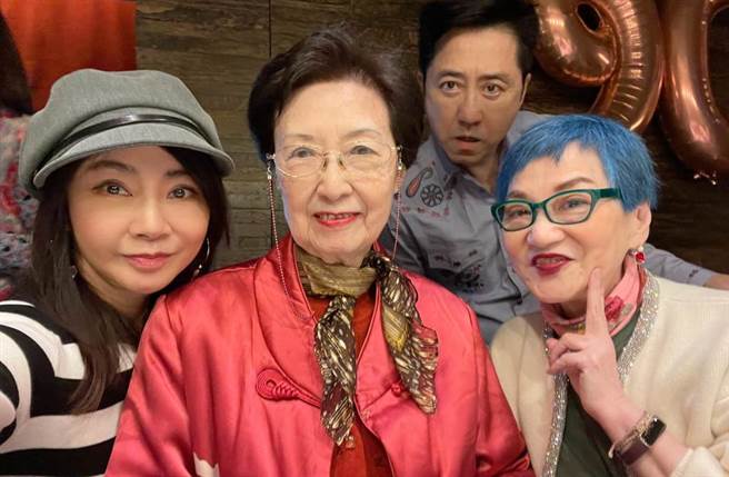 庾澄慶母親看不出來已經高齡90歲。（Angie Chai （柴智屏）臉書）