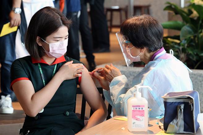 桃机群聚8人染疫，专家建议这类人满3个月就打第三剂。图为民眾接种疫苗的画面。（陈麒全摄）