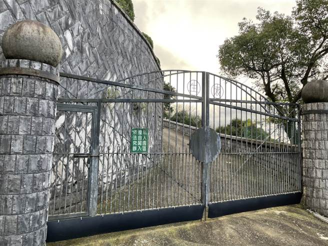 總統蔡英文家族墓園違章建築，先假意答應會開啟鐵門，然後再背棄承諾，少繳816萬元罰鍰。（圖/作者提供）