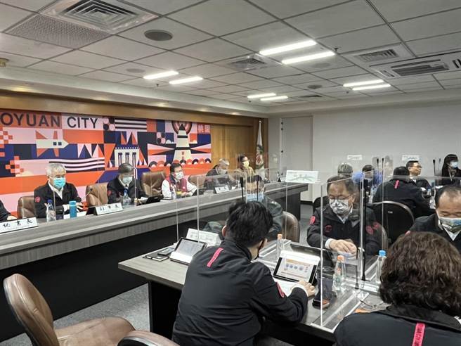 桃機群聚案累計8人確診狀況嚴重，桃園市長鄭文燦6日舉行防疫專案會議對外說明。（陳夢茹攝）