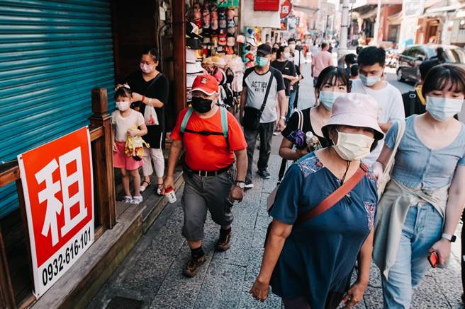 医疗粉专《MedPartner 美的好朋友》表示，已确定桃机确诊者曾在社区活动了，以Omicron的传播能力，绝对不要觉得这次可以平安下庄。图为去年5月疫情爆发，民眾的生活。（图／记者郭吉铨摄影）