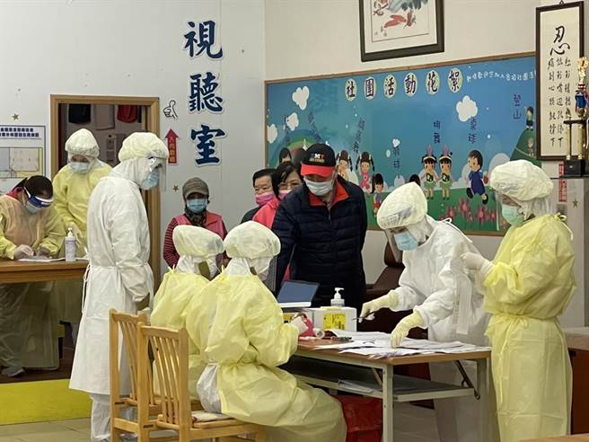 金嗓歌友会会员6日一早紧急採检。(吕筱蝉摄)