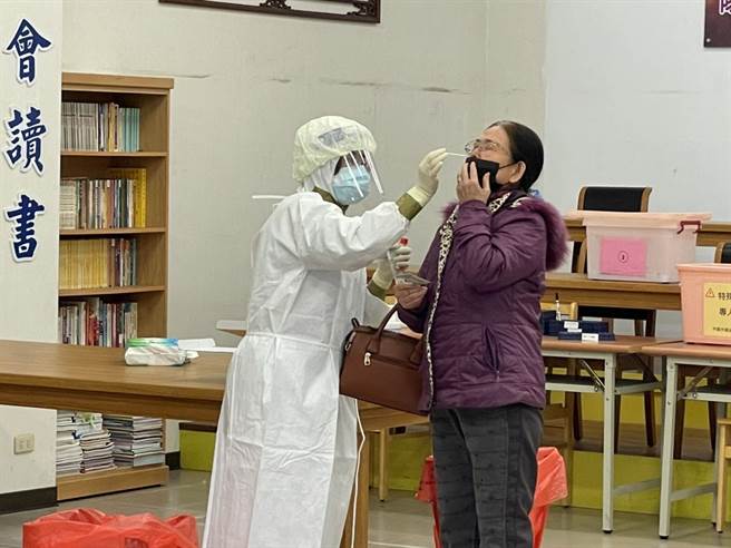 金嗓歌友会会员6日一早紧急採检。(吕筱蝉摄)