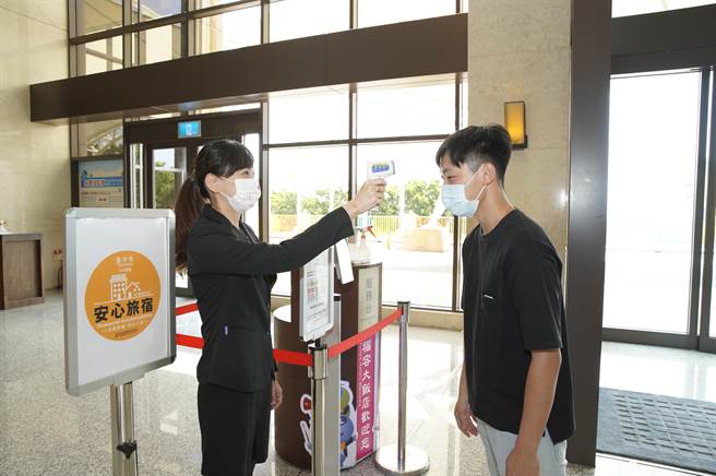 台中市「安心旅宿」業者落實接待旅客防疫標準作業流程」。（台中市觀旅局提供／王文吉台中傳真）