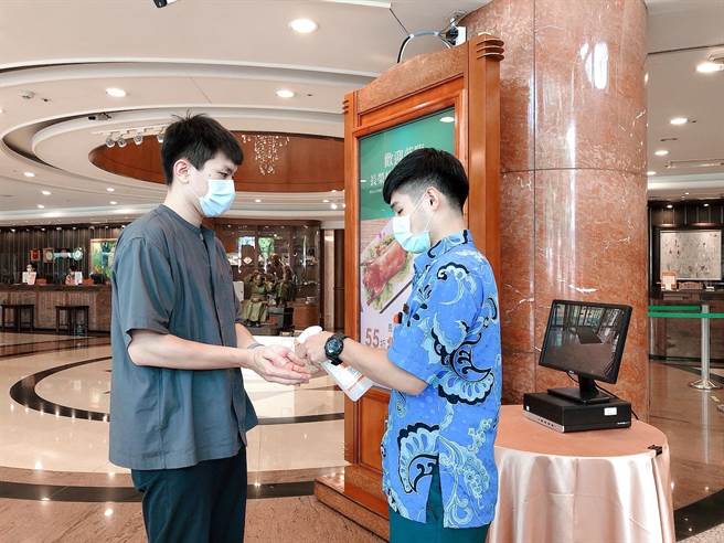 台中市「安心旅宿」業者落實接待旅客防疫標準作業流程」。（台中市觀旅局提供／王文吉台中傳真）