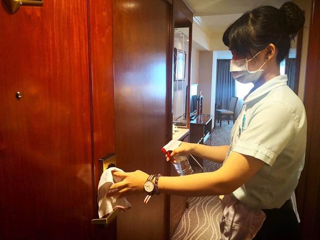 台中市「安心旅宿」業者落實公共場域、房務等各項防疫工作。（台中市觀旅局提供／王文吉台中傳真）