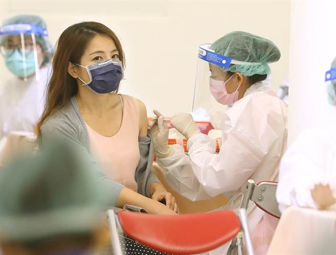 醫師指出打2劑疫苗到第5個月，對Omicron幾乎零保護力，連2劑莫德納也一樣。圖為民眾接種疫苗。 (粘耿豪攝)