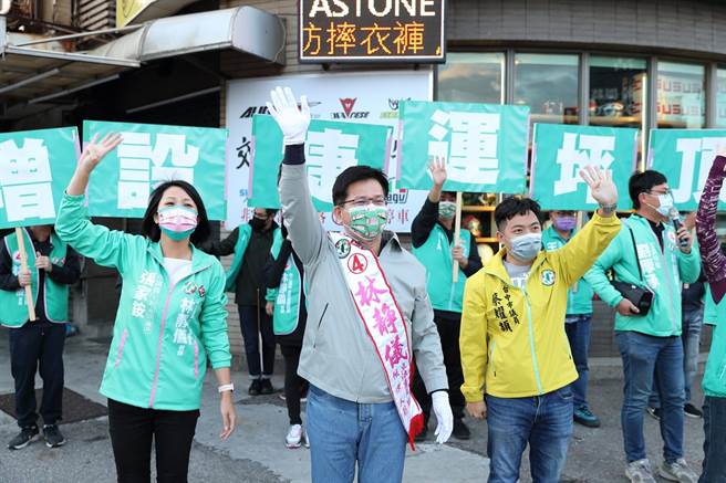 前台中市长林佳龙(中)上午到台湾大道、游园北街口拜票，强调要争取坪顶站起死回生。(林欣仪摄)