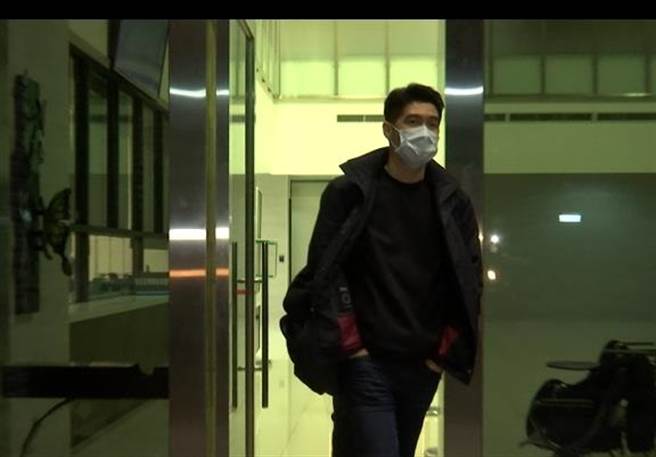 台北市土石方同业公会理事长王建翔涉嫌违反废弃物清理法，检察官6日凌晨谕令500万元交保。（图／李文正翻摄）