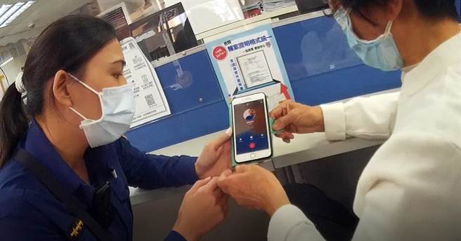 谢姓妇人遇自称叙利亚将军的爱情诈骗，前往银行领50万要买比特币，被警方及时劝阻。（翻摄照片／石秀华高雄传真）