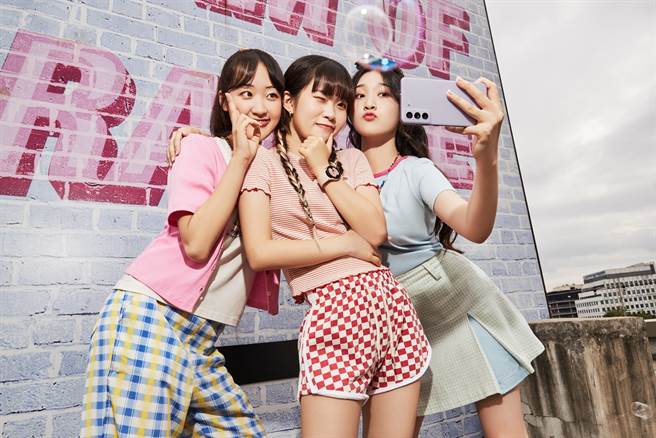 三星发表最新成员轻旗舰Galaxy S21 FE 5G，宣布正式在台上市。（台湾三星提供）