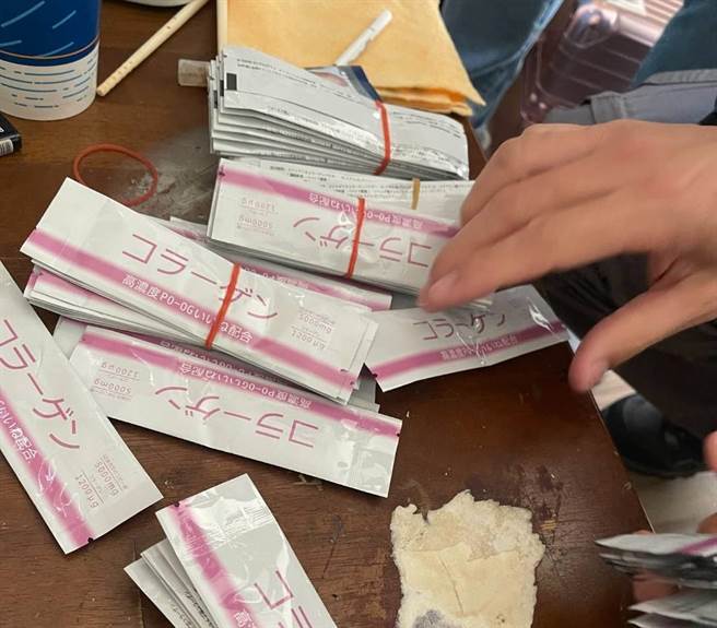 毒販包藏大量膠原蛋白隨身包，一驗竟然都是毒品。（翻攝照片／高雄洪靖宜傳真）