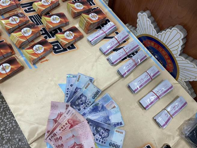 警方查扣大量空咖啡包和用膠原蛋白包裝的毒品。（洪靖宜攝）