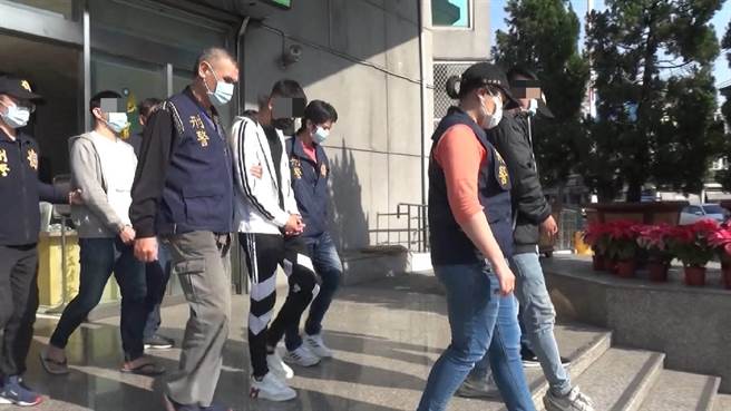 警方將涉案人員全移送偵辦。（翻攝照片／高雄洪靖宜傳真）