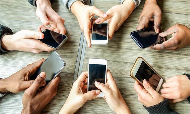 学生爸在家长群组猎艳，遭家长投诉，让国小老师看了大傻眼。（图／shutterstock）