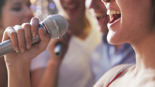 医师黄轩表示，在疫情大流行时期，唱歌一定要戴口罩才安全，因为大声唱歌每分钟约会喷出2万5千颗飞沫颗粒，比咳嗽喷出的1万5千颗还要更多、更危险。（图／示意图，达志影像）