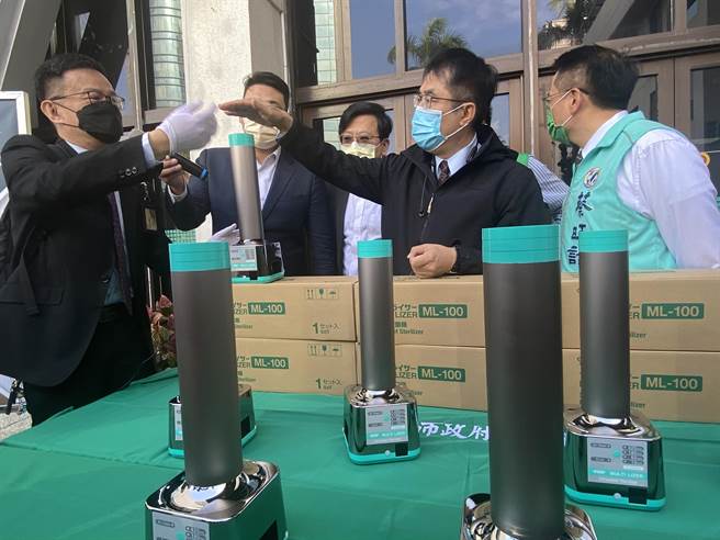 台南市购置紫外线循环气流杀菌机改善防疫旅馆通风设备，台南市长黄伟哲到场见证。（曹婷婷摄）。