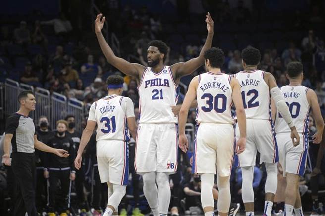 费城七六人中锋Joel Embiid向观眾挥手。（美联社）