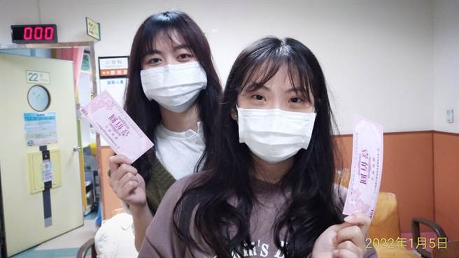 台东县卫生局鼓励民眾施打疫苗，7日起凡接种第1及第2剂疫苗者，就有赠送农会200元礼券，送完为止。（部立台东医院提供／蔡旻妤台东传真）