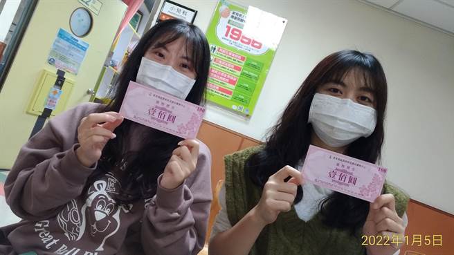 台东县卫生局鼓励民眾施打疫苗，7日起凡接种第1及第2剂疫苗者，就有赠送农会200元礼券，送完为止。（部立台东医院提供／蔡旻妤台东传真）