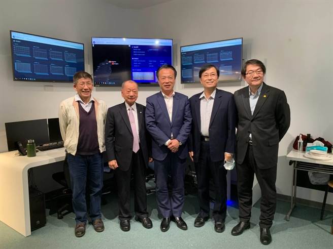 嘉义县长翁章梁、台湾商业联合总会理事长张平沼、海洋大学副校长李明安、教授张忠诚首度一同讨论智慧水产养殖示范区构想。( 嘉义县政府提供∕吕妍庭嘉义传真）