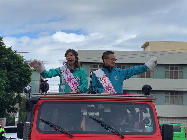 民進黨台中二選區立委補選候選人林靜儀(左起)在國策顧問魏明谷陪同下車隊掃街。(林欣儀攝)