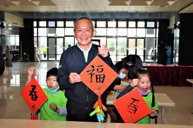 縣長徐耀昌現場與小朋友一起揮毫寫春聯。（苗栗縣政府提供／李京昇苗栗傳真）