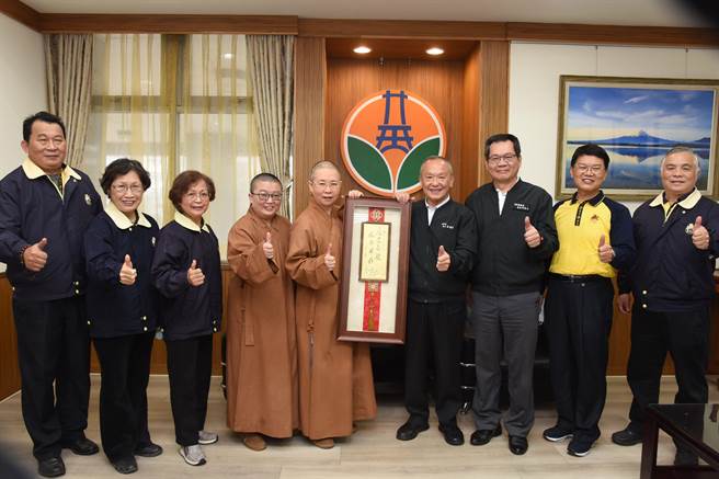 大明寺住持妙蓮法師星致贈雲法師墨寶「處世無畏、和平共存」給苗栗縣長徐耀昌。（苗栗縣政府提供／李京昇苗栗傳真）